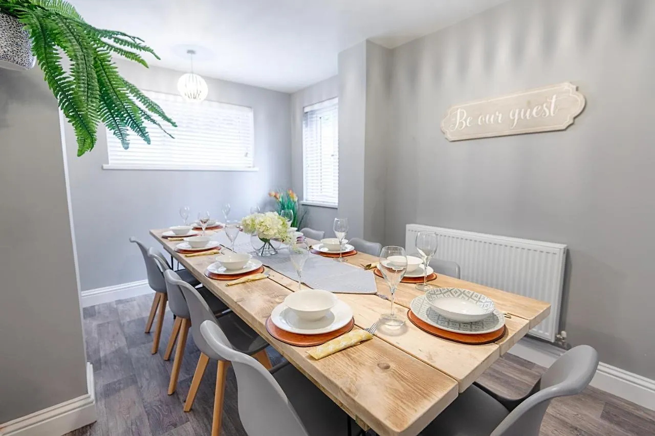 Parking, Balcony With Views, 2 Bathrooms Holiday home Swansea