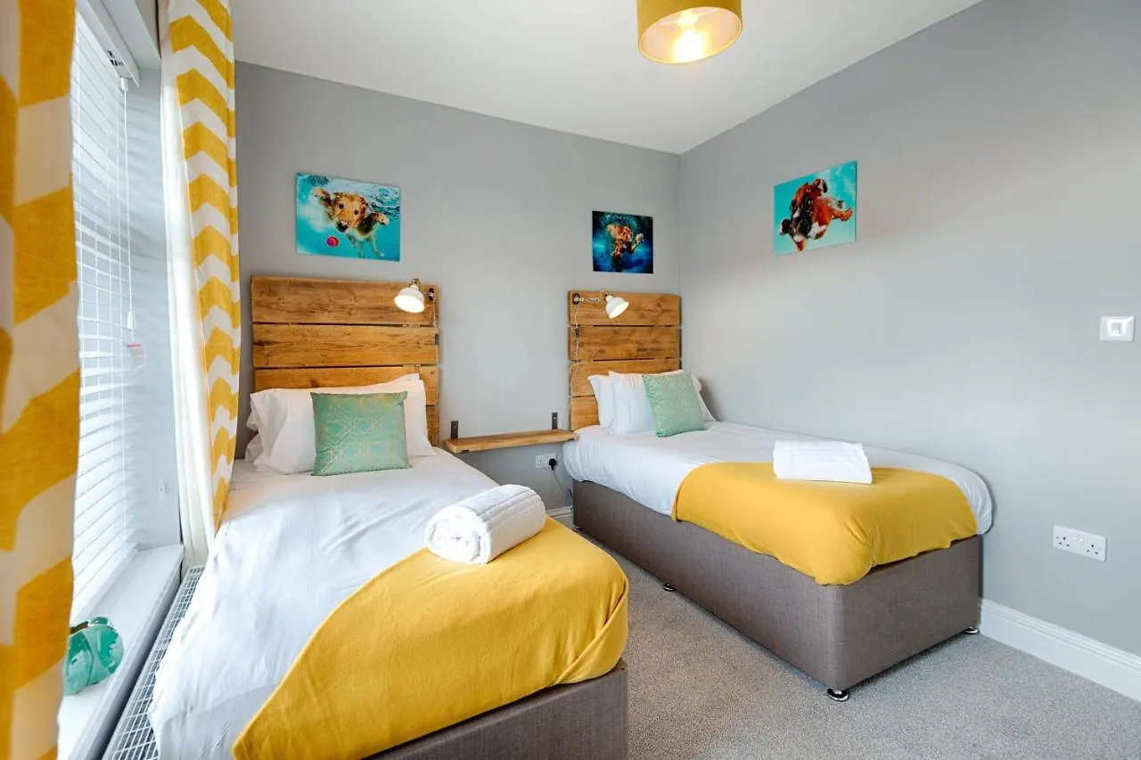 Parking, Balcony With Views, 2 Bathrooms 0*, Swansea
