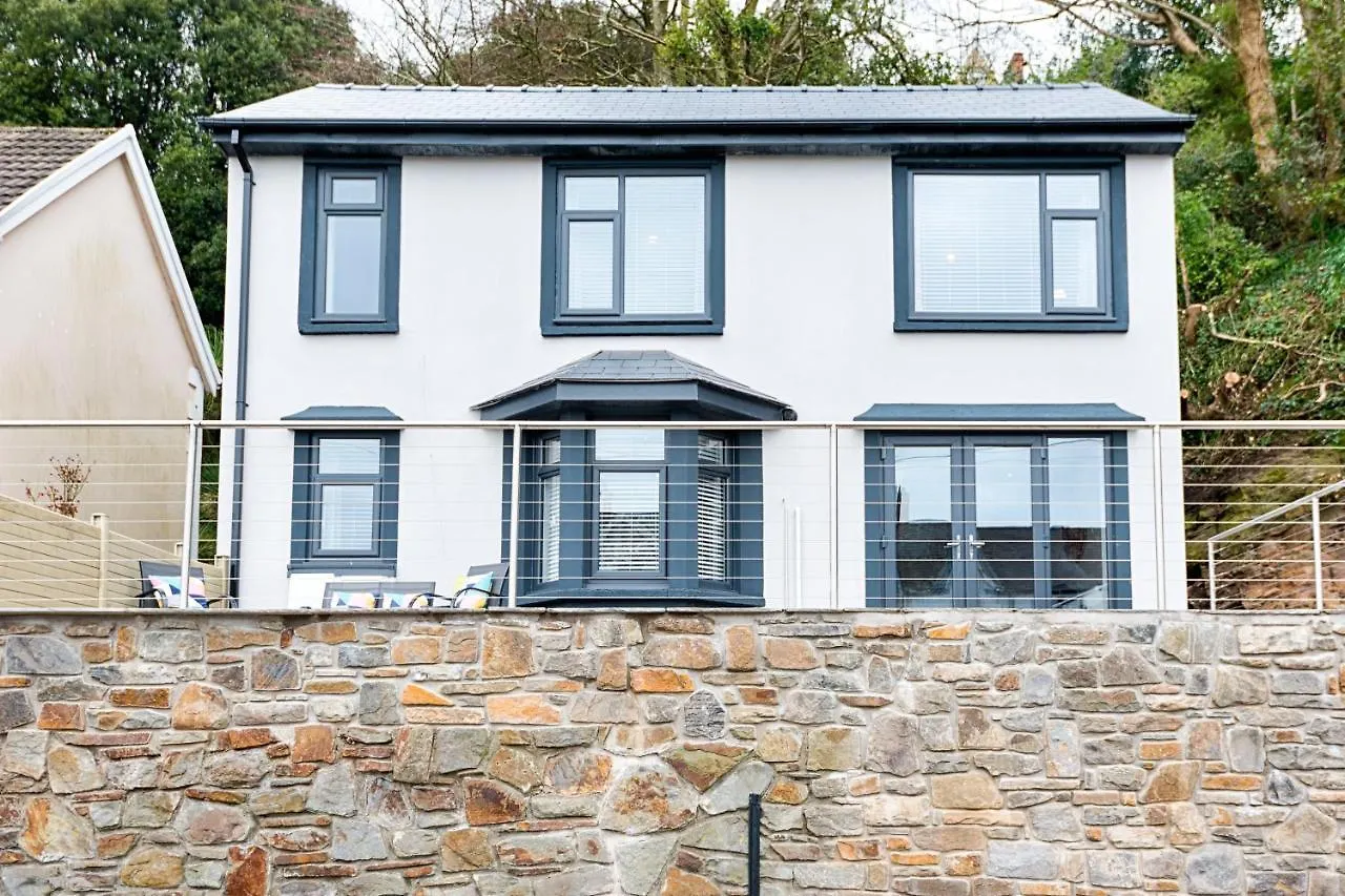 Parking, Balcony With Views, 2 Bathrooms 0*, Swansea