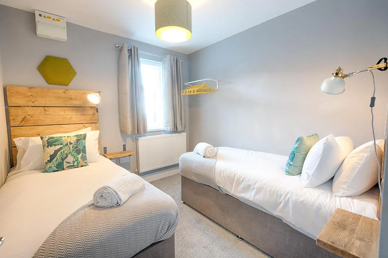 Parking, Balcony With Views, 2 Bathrooms 0*, Swansea