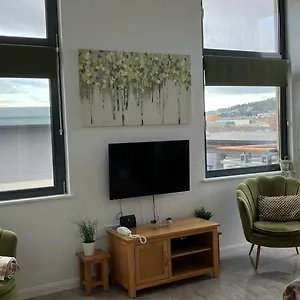 Bay, Marina & Arena View Mins To & Apartment