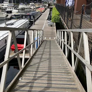st-katherine-docks-sea-dancer-fenton-boats.cambridgehotelsuk.com/